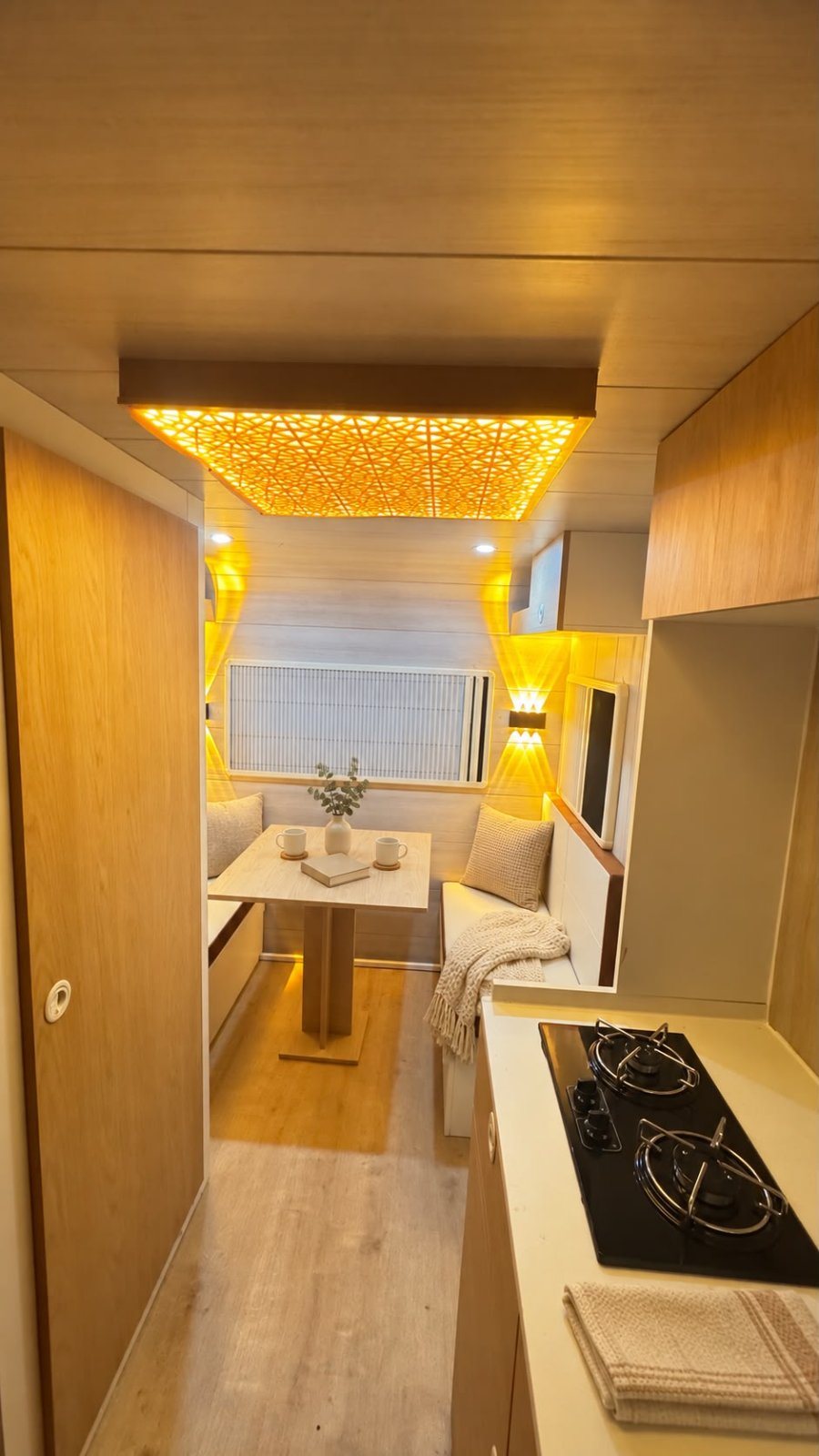 EMHADAN FULL ARKADAN ÇİFT KİŞİLİK YATAKLI KOMPOZİT KARAVAN